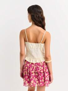 Nöista Débardeur féminin sans manches avec bretelles réglables. Présente une fermeture boutonnée à l'avant, un détail de buste froncé et un ourlet volant - parfait pour les looks d'été ou le chic décontracté.