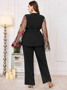 Modelyn Set da due pezzi con top a maniche corte e pantaloni in maglia ricamata, di taglia grande