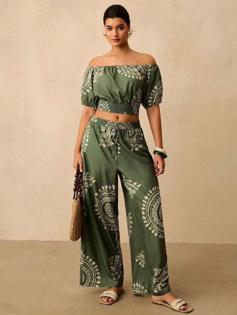 SHEIN VCAY 加大码绿色印花休闲露肩短袖衬衫配长裤两件套，夏季假日绿色两件套波西米亚风两件套女士度假节日两件套女式两件套，度假服装女士度假服装女士沙滩装女士假日服装夏季服装城市休闲服装，波西米亚风别致波西米亚风格，欧洲夏季海岛度假乡村音乐会服装老钱
