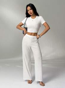SHEIN PETITE Tenue de femme de style décontracté "Old Money" pour l'aéroport, 2 pièces/set. Ensemble top à fines brides et pantalon en dentelle et patchwork pour femmes. Vêtements bohèmes pour femmes printemps/été