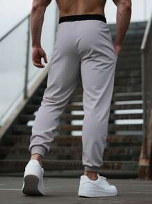 Manfinity Homme Calça Casual Masculina com Recortes em Cores Contrastantes - Cinza - Visão 2