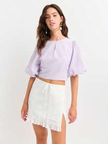 Nöista Top scurt romantic cu mâneci bufante, spate deschis și detaliu cu funde. Ideal pentru vacanțe la plajă sau ținute de 4 iulie. Feminin, perfect pentru aeroport sau ținute de vară.