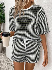 SHEIN LUNE Set de 2 piezas para mujer con top de manga corta de hombros caídos y cuello redondo con rayas de color contrastante, y shorts a cuadros para un look casual de verano - Verde militar - Ver 6