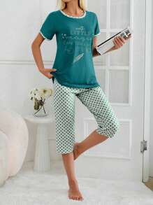 RueChic Conjunto de pijama de 2 piezas de 100% algodón con camisa con estampado de lema de color contrastante y pantalón corto tipo capri con estampado de lunares para usar en casa
