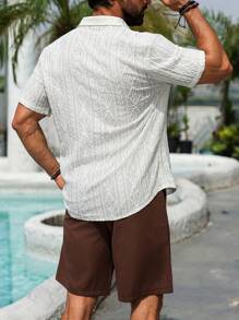 Manfinity Homme طقم قميص كاجوال أكمام قصيرة بأزرار أمامية وشورت بني للرجال