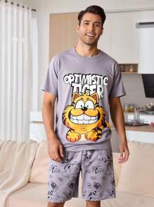 SHEIN Dwuczęściowy komplet męski zawiera: bluzkę z okrągłym dekoltem i dużym nadrukiem kota oraz szorty z nadrukiem na całej powierzchni, strój domowy, modny na powrót do szkoły - Szary - Zobacz 1