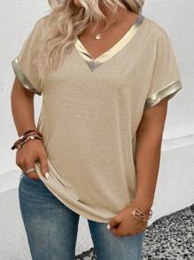 SHEIN Camiseta informal de talla grande para mujer con cuello en V, mangas cortas y aplicación de recorte en piel sintética