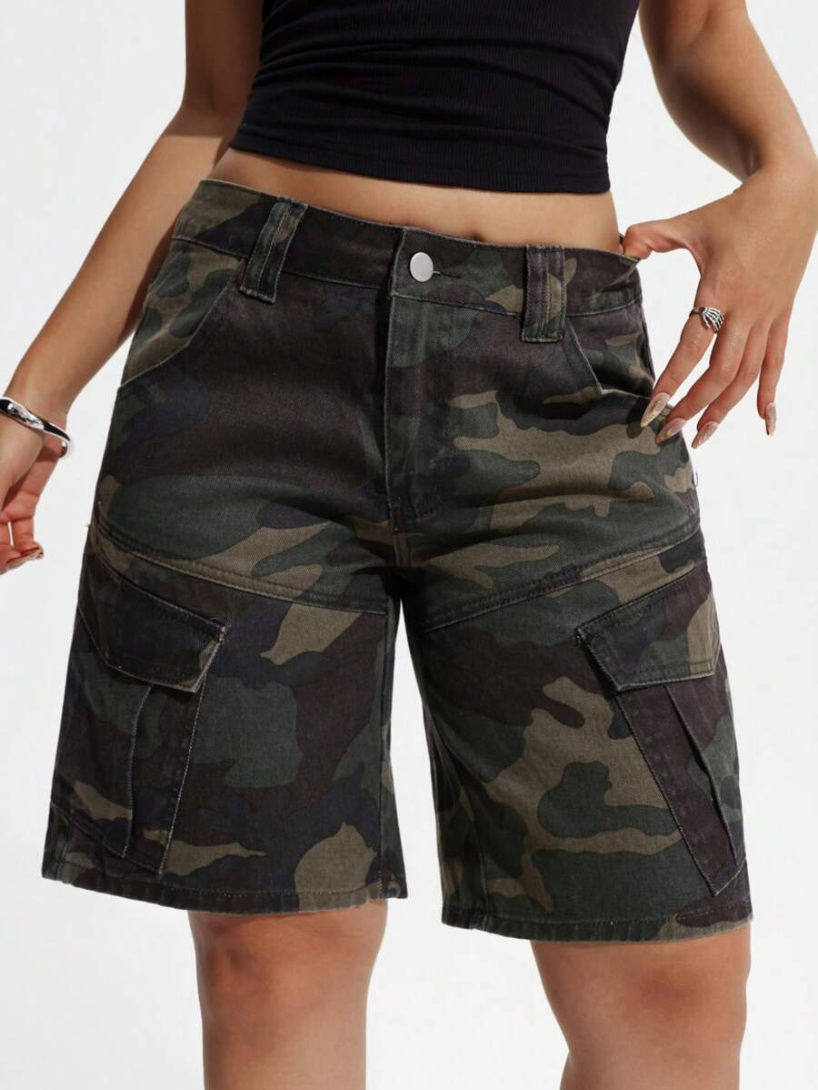 SHEIN PETITE 女士迷彩实用口袋宽松牛仔工装短裤 - 軍綠色 - 查看 1