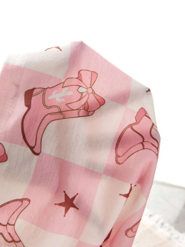 Un conjunto de pijama de 4 piezas para niñas con camiseta de manga corta con estampado de botas de vaquero estilo oeste y pantalones cortos, apto para uso en exteriores.