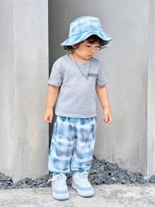 SHEIN 3er Set Lässiger süßer & lustiger Street Chic Basic Koreanischer Stil bequemer modischer Letterdruck Rundhals Kurzarm T-Shirt, Batik-Strick Hose und passender Batik Hut Set für Baby Jungen und -mädchen, geeignet für Outdoor, zuhause, Reisen, Urlaub, Geburtstags-Party, Taufe, 1. Geburtstagfeier, Abendparty, Aufführung, Hochzeit, Frühling/Sommer/Herbst - Blau-Weiß - Übersicht 5