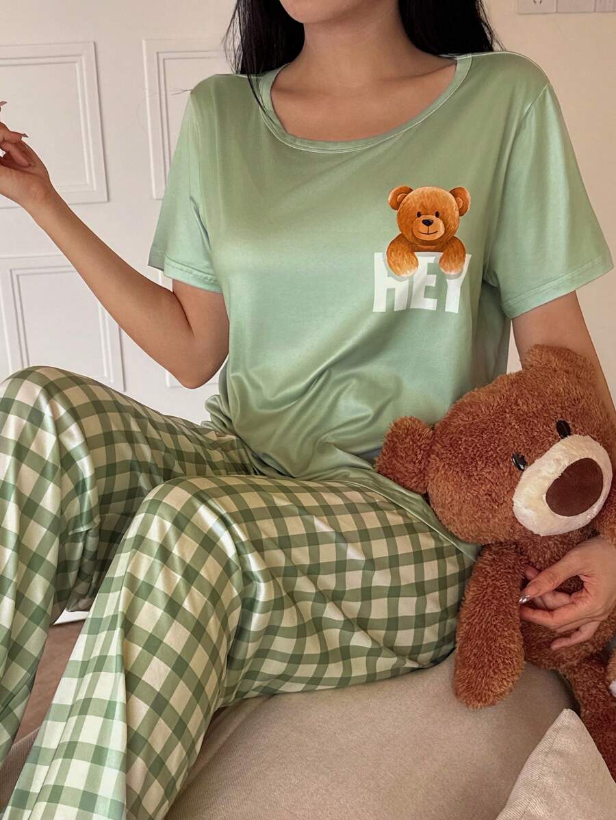 SHEIN Conjunto de pijama de manga corta con estampado a cuadros verdes frescos y diseño lindo de oso