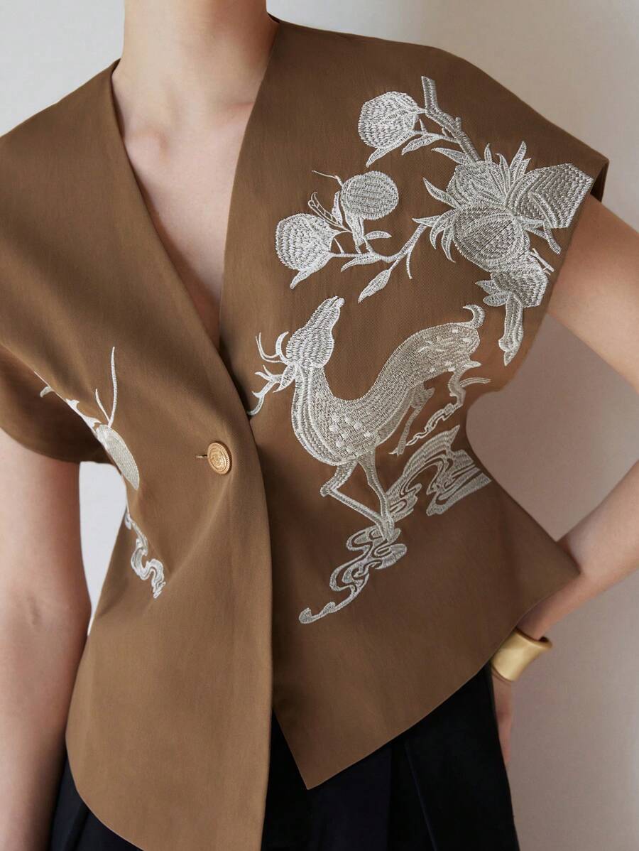 Aveloria Modichic 正面刺绣设计，3D蝙蝠袖上衣 - 棕色 - 查看 1