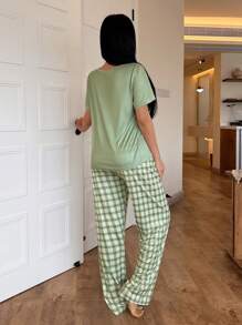SHEIN Conjunto de pijama de manga corta con estampado a cuadros verdes frescos y diseño lindo de oso