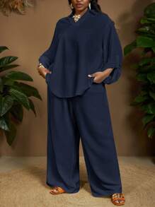 SHEIN CURVE+ Bộ đồ thường ngày 2 món cho nữ, áo sơ mi tay bo gấu màu trơn cỡ lớn và quần ống rộng, kiểu dáng cong, trang phục đi biển phong cách Boho dành cho nữ/trang phục đi biển/kỳ nghỉ trên bãi biển/đồ dùng cần thiết cho bãi biển/tốt nghiệp/tiệc trà cỡ lớn Bộ quần dài cỡ lớn Bộ hai món Bộ 2 món Quần dài cong cỡ lớn Bộ áo cánh và quần - Màu xanh hải quân - Xem 4