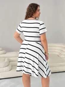 CovetEZ Vestido de línea A suave acanalado de manga corta para talla grande - Blanco y Negro - Ver 2