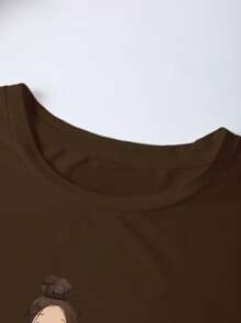 SHEIN LUNE 休闲修身女士加大码 T 恤，印有穿着棉衣坐在椅子上的小女孩图案，夏季