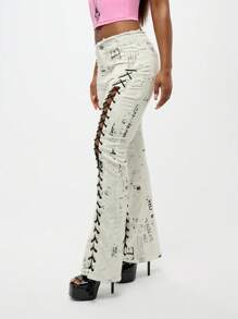 SUMWON WOMEN 报纸印花喇叭牛仔裤，侧面系带设计，前卫 Y2K 高腰阔腿裤，个性下装，节日街头服饰 - 白色 - 查看 8