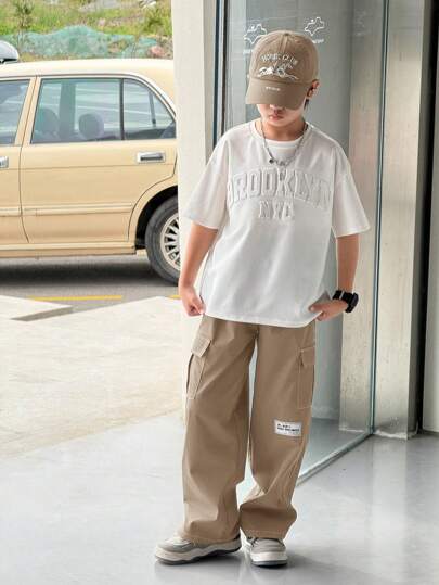 SHEIN 2 件套青少年男孩 3D 字母压花图案圆领短袖 T 恤，撞色缝线工装口袋裤，春夏季休闲运动装，适合户外、学校、派对等多种场合