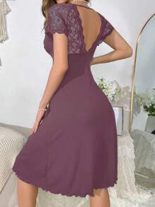 Camisón elegante de mujer de corte ceñido con cuello en V, mangas cortas con encaje contrastante y abertura lateral