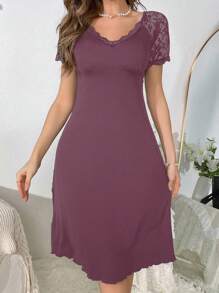 Camisón elegante de mujer de corte ceñido con cuello en V, mangas cortas con encaje contrastante y abertura lateral