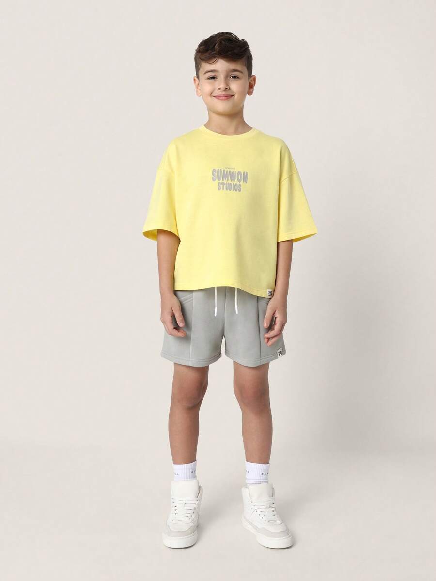 Sumwon Studios 青年宽松运动套装，休闲夏季运动休闲装，带有徽标印花、运动短裤和宽松 T 恤搭配