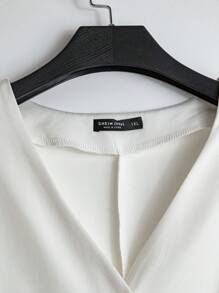 SHEIN Clasi ملابس علوية قصيرة للخروج للنساء ذوات المقاسات الكبيرة، بياقة على شكل حرف V، مزينة بأزرار معدنية، أكمام طويلة بأساور على شكل بوق، تصميم أنيق وعملي للاستخدام اليومي والأعمال - لون مشمشي - مشاهدة 3