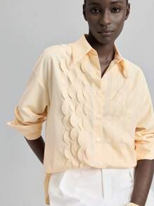 Ontre 2025 女士宽松波浪下摆衬衫，优雅百搭的春季休闲衬衫，欧洲夏季商务休闲装，海滩度假装，生日派对装，教师装，奶油黄色办公室装 - 黃色 - 查看 1