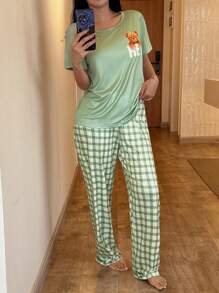 SHEIN Conjunto de pijama de manga corta con estampado a cuadros verdes frescos y diseño lindo de oso