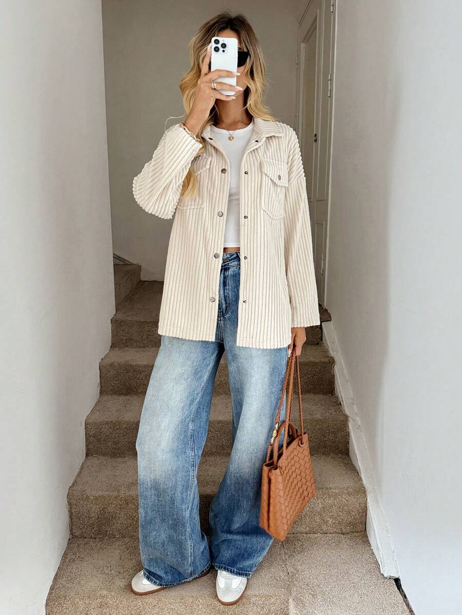 Easowa 缺口领金属扣前双口袋灯芯绒纹理衬衫式夹克，女士休闲优雅外套，适合秋冬季 - 杏色 - 查看 1