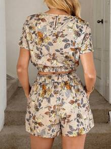 Easowa 复古花卉印花休闲优雅女装，包括圆领褶皱腰上衣和荷叶边腰袋短裤