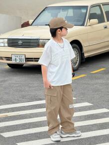 SHEIN 2 件套青少年男孩 3D 字母压花图案圆领短袖 T 恤，撞色缝线工装口袋裤，春夏季休闲运动装，适合户外、学校、派对等多种场合