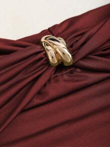 Sweetra 女式春夏新款露肩绿色纯色柔软面料性感通勤日常穿着金色装饰上衣 - 酒紅色 - 查看 4