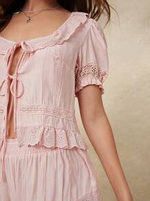 WESTFADE Teksturowana tkana i kwiatowa koronka z kokardą z przodu, krótki bufiasty rękaw, warstwowa falbana, luźny top wypoczynkowy, letni boho, kowbojka, wakacje na plaży - Różowy - Zobacz 2
