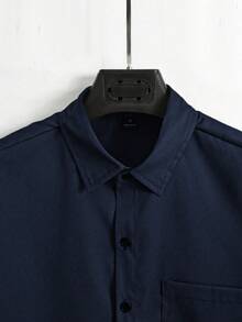 Manfinity Homme Bộ 2 món quần áo nam mùa hè thường ngày màu trơn áo sơ mi và quần short Bộ vest ngắn nam Bộ 2 món quần áo nam mùa hè quần short và áo sơ mi Bộ 2 món quần áo thường ngày cho nam Bộ 2 món quần áo nam - Màu xanh hải quân - Xem 3