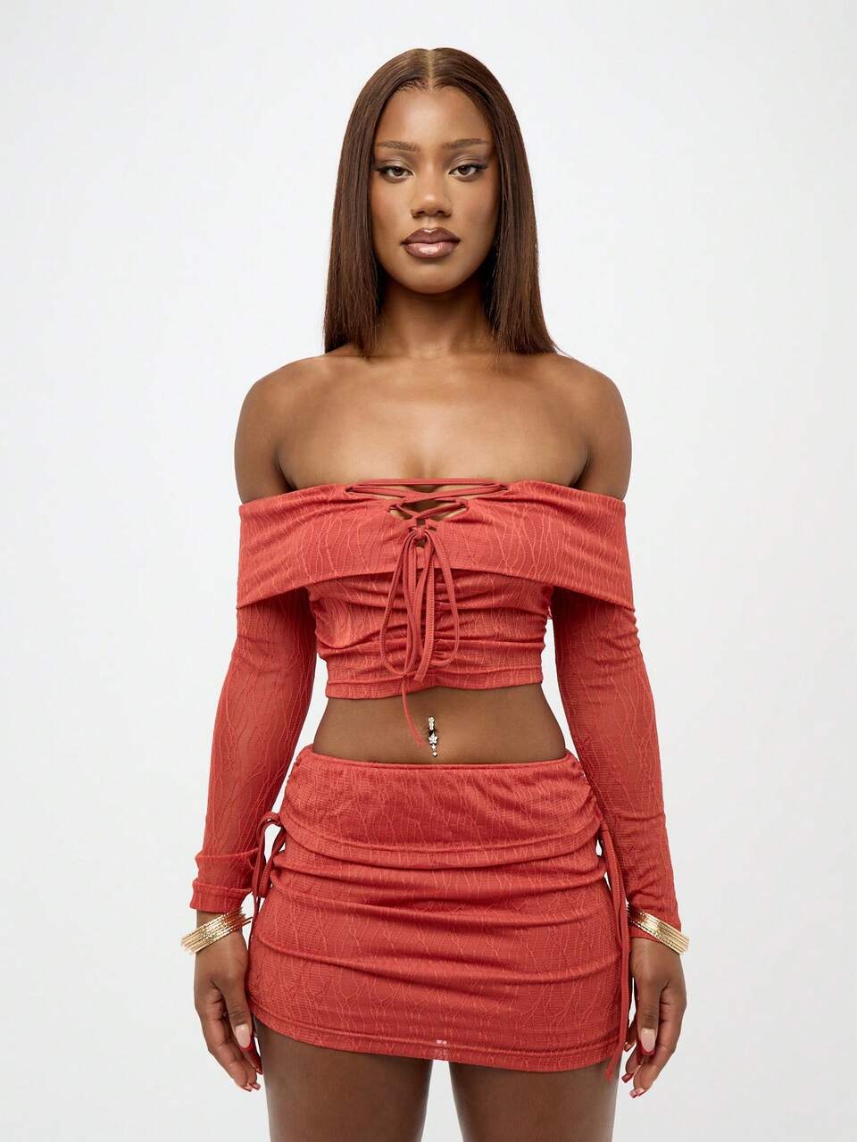 SUMWON WOMEN Cropped Top texturizado com ombros de fora e franzido, manga comprida