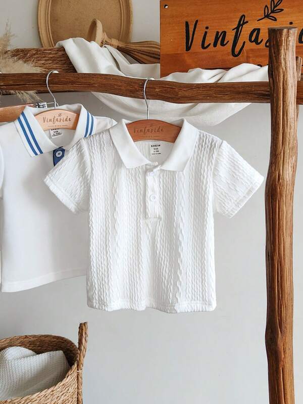 SHEIN Vintaside Kids Camiseta de manga corta blanca con cuello para niños pequeños, de estilo sencillo y elegante que transmite una atmósfera fresca, sin patrones complejos para destacar la textura pura, diseño de cuello medio abierto que agrega detalles de moda, corte recto y ajustado que es delgado pero vertical, adecuado para juegos al aire libre que muestran vitalidad soleada, uso casual en interiores creando una atmósfera cómoda y desenfadada, deportes al aire libre con movimientos libres sin restricciones, y para asistir a fiestas y reuniones mostrando fácilmente el refinado estilo de un pequeño caballero.
