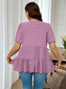 SHEIN LUNE 大码纯色V领荷叶边下摆休闲短袖女式衬衫，适合度假、夏季、商务休闲、外出、办公室、春季、假日、老钱阶层、婚礼宾客等场合，也适合端庄优雅的女士穿着。这款衬衫优雅迷人，适合夏季穿着，也适合商务休闲场合，尺码齐全，是2025年新款女士沙滩装的理想之选。 - 淡紫色 - 查看 2