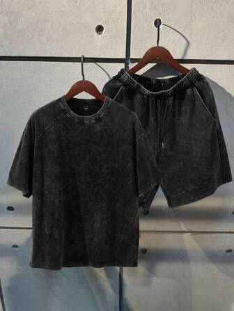 Manfinity Roughcore Męski zestaw z krótkim rękawem - zawiera luźny czarny top i czarne spodenki z elastyczną talią i funkcjonalnymi kieszeniami bocznymi, styl vintage, odpowiedni dla każdego. Top z okrągłym dekoltem, pasujące czarne spodenki sportowe i koszulka z krótkim rękawem, popularny styl uliczny, dojrzały, swobodny strój na co dzień, odpowiedni do dojazdów do pracy lub na wakacje, świetny prezent dla męża lub chłopaka.