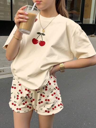 2件套可爱迷你樱桃印花，“樱桃女孩”，水果流行，少女休闲简约短袖上衣和短裤套装，适合夏季，休闲假期，海滩周末，可爱的夏季服装，夏季儿童用品，韩式风格，海滩模式，夏季出游物品