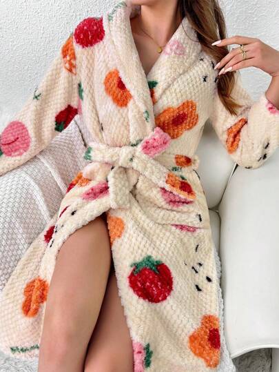 SHEIN زي نوم 1 قطعة للنساء ، بشكل رداء حمام مطبوع بالفراولة، قطعة مرنة بأكمام طويلة من قماش ناعم ودافئ، مناسب للحفلات والاستخدام اليومي وكذلك للطلاب وحفلات الزفاف والحمام المنزلي