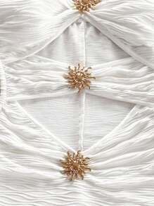 Soleia 性感 V 领镂空和金属花卉装饰修身连体裤，白色纹理面料，非常适合节日、约会、下午茶、度假、音乐节、波西米亚风、游轮、海滩、夏季 - 米色 - 查看 4