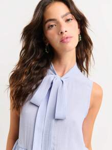 Nöista 无袖荷叶边上衣，领口系蝴蝶结，下摆呈荷叶边设计。飘逸柔美，是海滩度假、机场出行或七月四日及骄傲节庆祝活动的理想之选。轻盈透气。 - 紫色 - 查看 3
