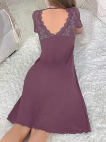 Camisón elegante de mujer de corte ceñido con cuello en V, mangas cortas con encaje contrastante y abertura lateral