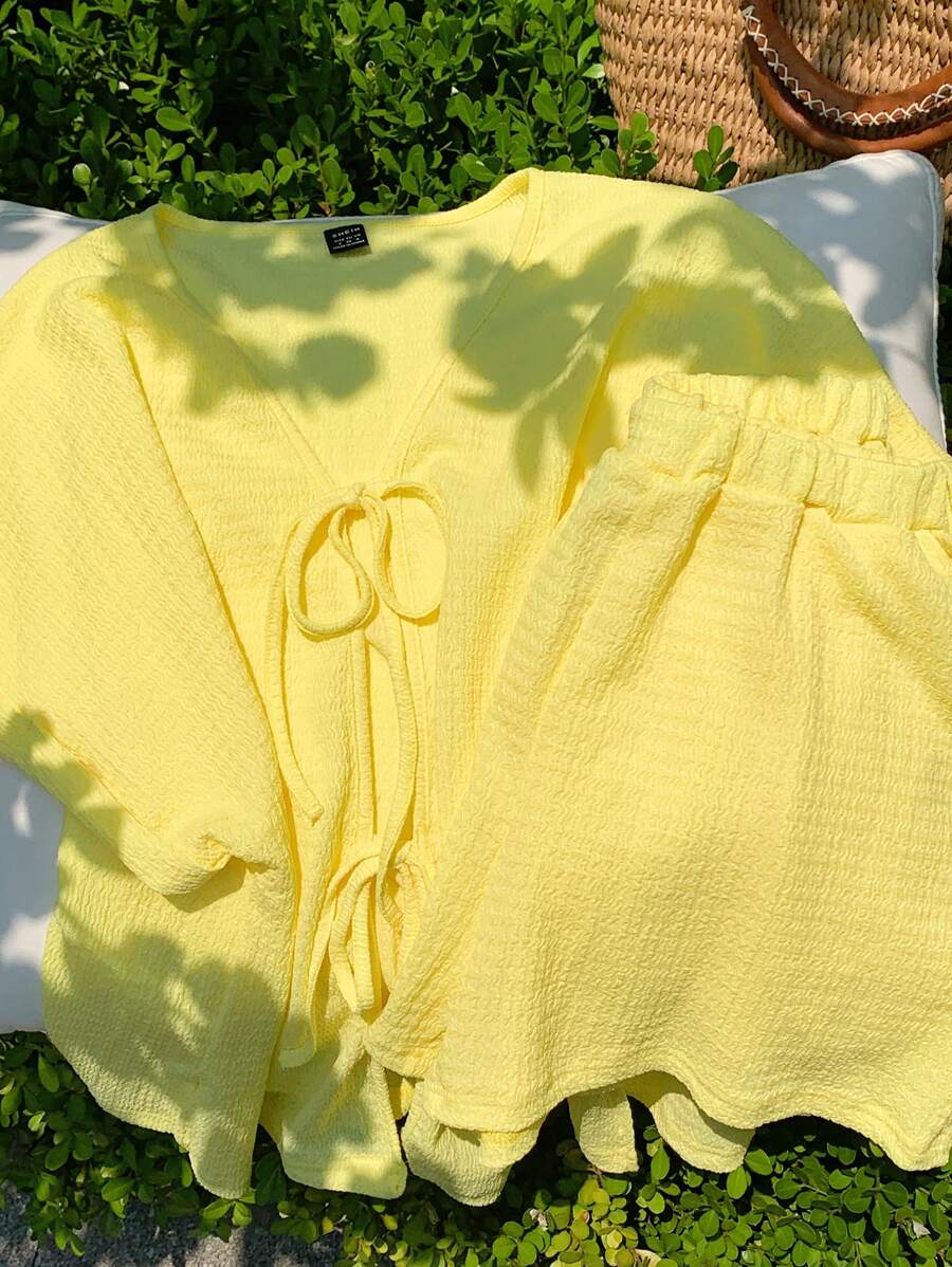 Comfortcana 2 件大码女士假日风格黄色短袖蝴蝶结上衣和短裤套装，适合春夏季