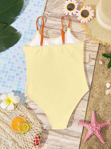 Traje de baño de una pieza minimalista casual con estampado de flores de hibisco y rosa de Jamaica de color amarillo cremoso para niñas preadolescentes, adecuado para el verano y las vacaciones relajantes de "chica coco" - Multicolor - Ver 2