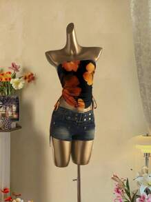 Attitoon 橙色和黑色热带花卉印花褶饰扭纹短款吊带背心，适合夏季旅行和度假