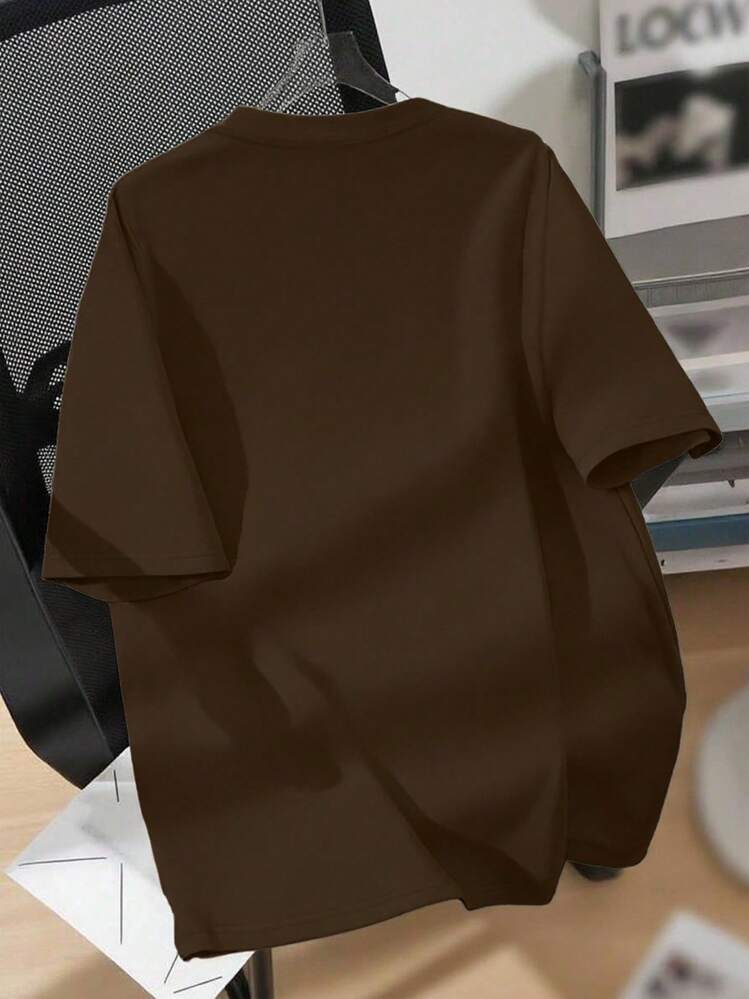 EMERY ROSE Swobodnie dopasowana damska koszulka w dużym rozmiarze z nadrukowanym obrazkiem małej dziewczynki w pikowanym płaszczu siedzącej na krześle, lato - Kawowy brązowy - Zobacz 2