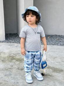 SHEIN 3er Set Lässiger süßer & lustiger Street Chic Basic Koreanischer Stil bequemer modischer Letterdruck Rundhals Kurzarm T-Shirt, Batik-Strick Hose und passender Batik Hut Set für Baby Jungen und -mädchen, geeignet für Outdoor, zuhause, Reisen, Urlaub, Geburtstags-Party, Taufe, 1. Geburtstagfeier, Abendparty, Aufführung, Hochzeit, Frühling/Sommer/Herbst - Blau-Weiß - Übersicht 3