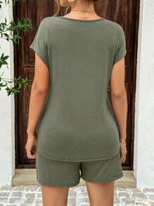 SHEIN Set de 2 piezas de camiseta de manga murciélago de cuello redondo y unicolor talla grande pantalones cortos para lactancia - Verde militar - Ver 2