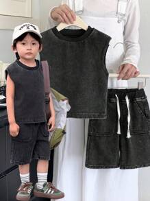 SHEIN 年轻儿童针织牛仔无袖上衣和短裤套装，磨损下摆和口袋和袖口设计，抽绳松紧腰带，上衣和裤子上有详细的编织品牌标志，舒适的罗纹领口和腰部，不变形，基本休闲户外活动运动学院街头风格百搭套装 - 黑色 - 查看 1